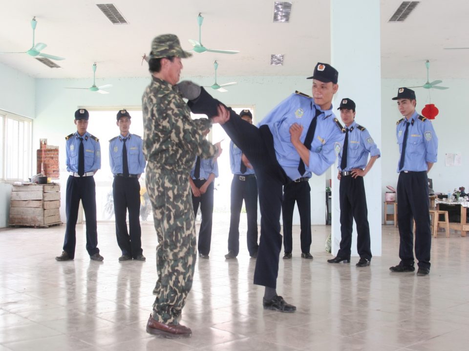 Bảo vệ khách hàng chuyên nghiệp