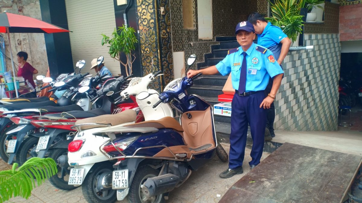 Tuyen nhan vien bao ve truong hoc