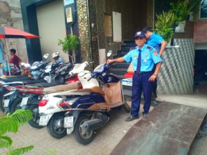 Tuyen nhan vien bao ve truong hoc