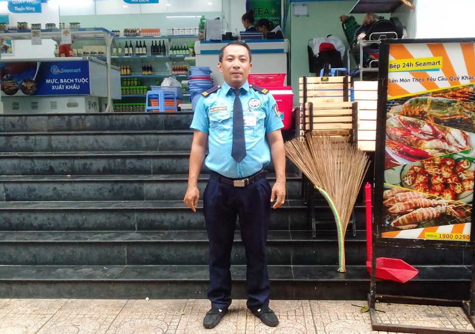 Tuyen nhan vien bao ve biet lai xe